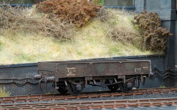 Grampus ballast wagon with embankment behind