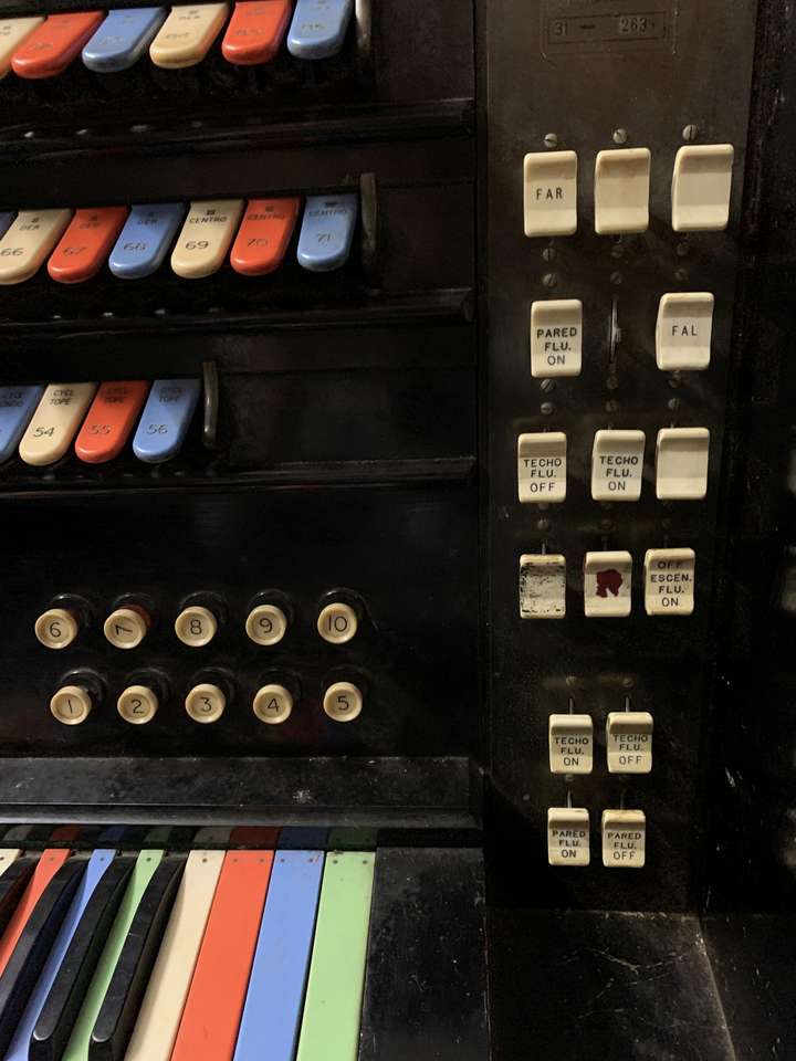 Non-dim switches of the Light Console, right-hand side