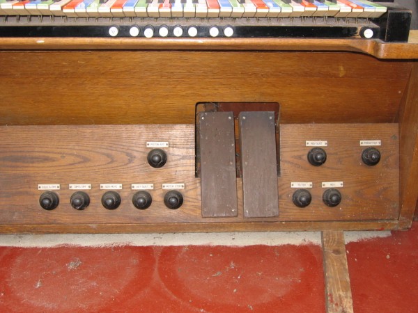 Photo of the Her Majesty's Light Console pedals and toe pistons